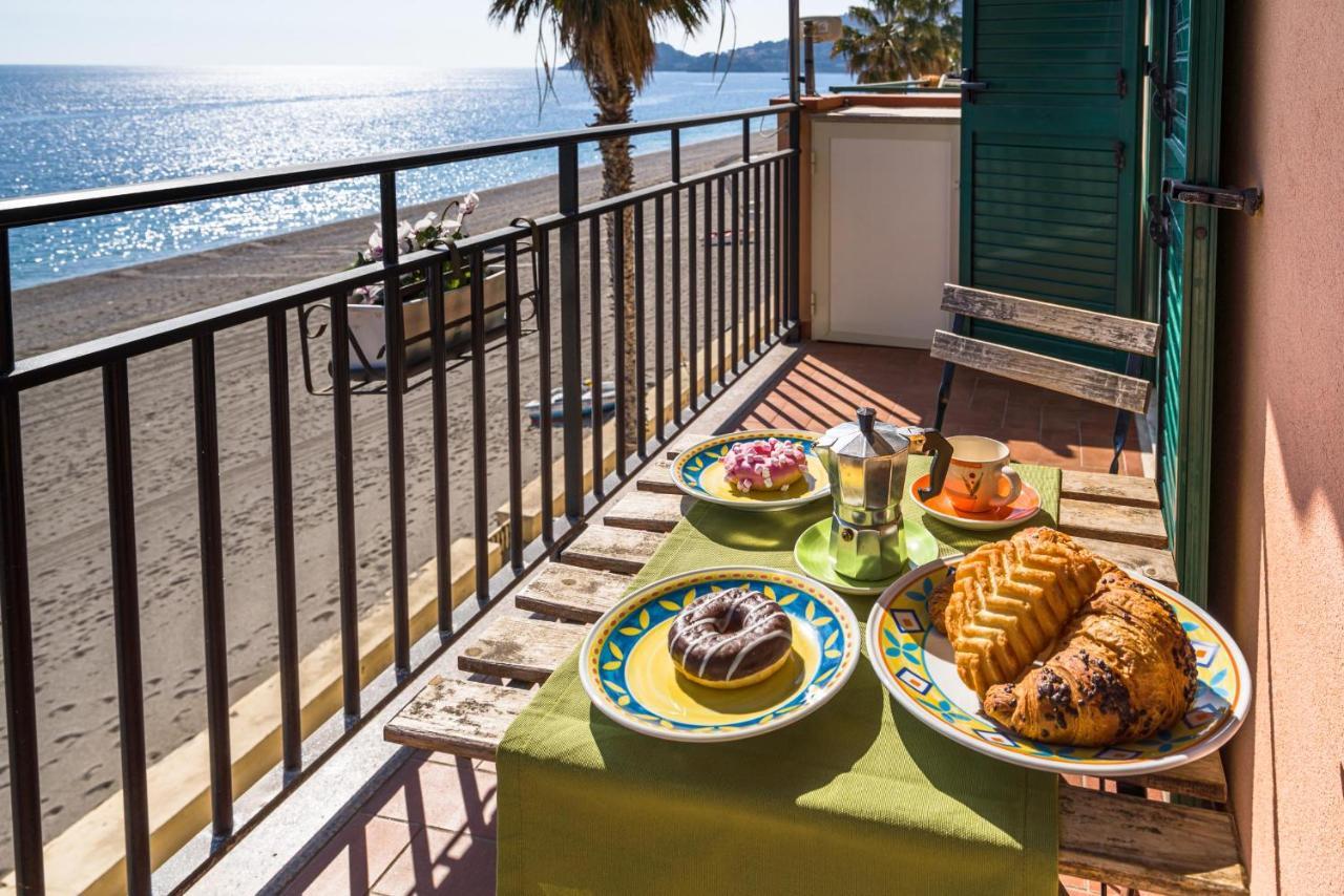Loft Balcone Sul Mare Lägenhet Letojanni Exteriör bild